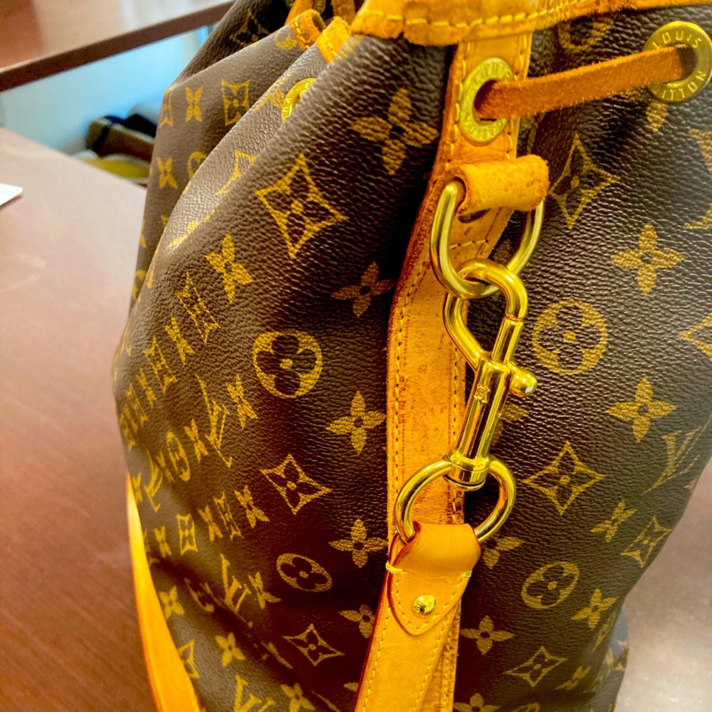Louis Vuitton
Noe Handbag Monogram Canvas Large Duster does not include wallet